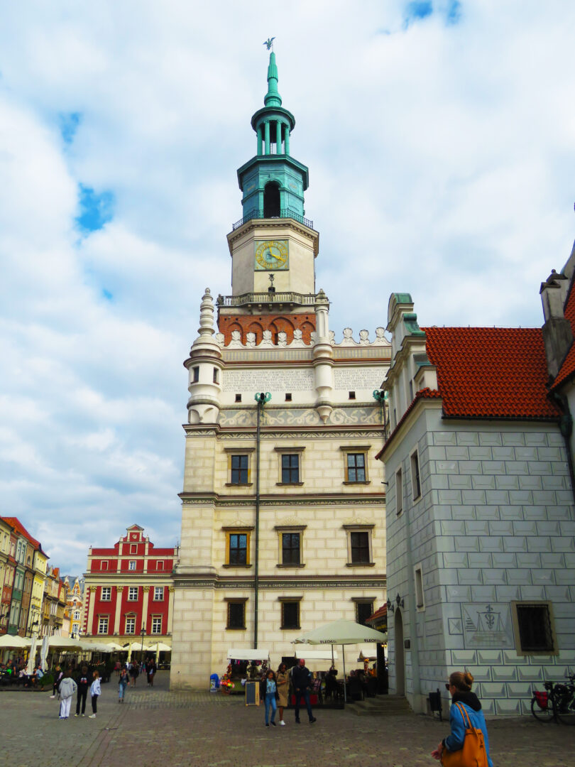 Il municipio di Poznan con davanti la piazza del mercato